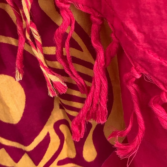 SHOPPING WITH ANTHONY Red and Gold Tunic. Short Sleeve w/ Slit. Size: 1X - Picture 4 of 6